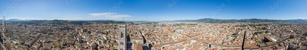 Vista panoramica a 360 gradi di Firenze dall'alto sopra la cupola di Brunelleschi di Sant Maria del Fiore duomo di Firenze