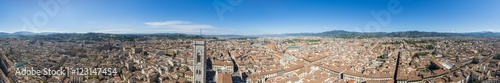 Vista panoramica a 360 gradi di Firenze dall'alto sopra la cupola di Brunelleschi di Sant Maria del Fiore duomo di Firenze
