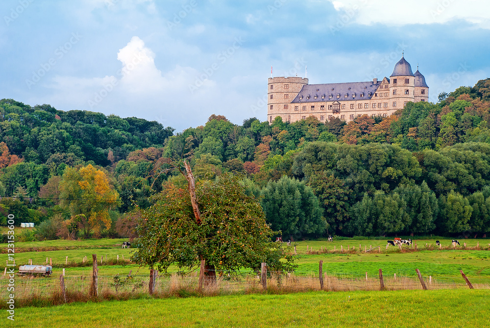 Die Wewelsburg über dem Tal der Alme in Westfalen