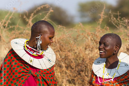 Femme masaï devant leur village photo