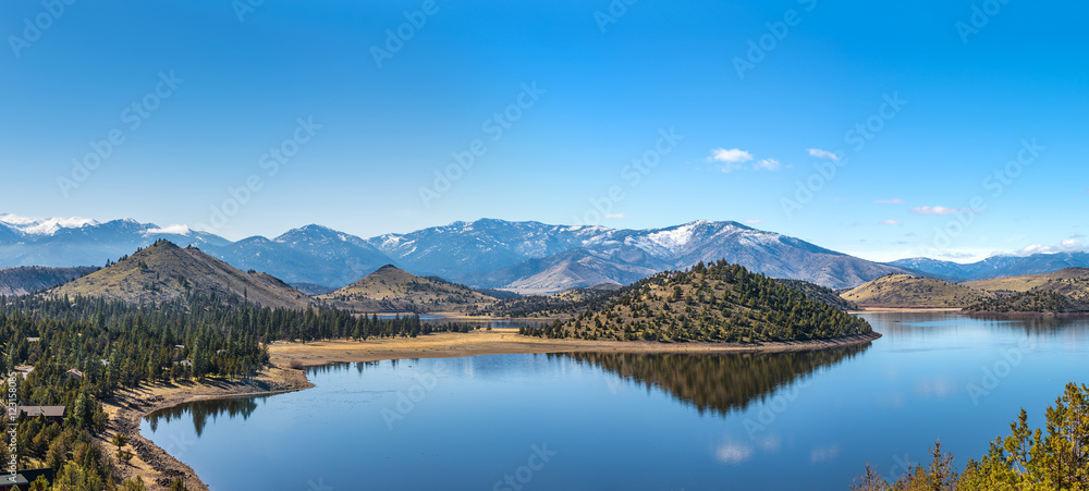 Obraz premium Panorama of valley reservoir lake by Mount Shasta in northern California