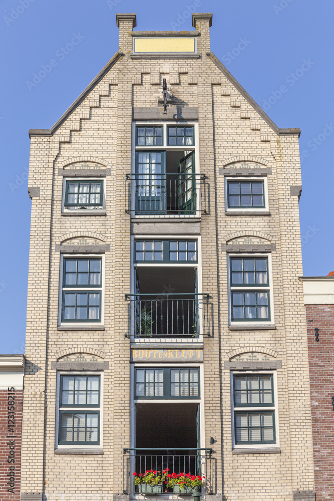 Fototapeta premium Giebel traditioneller Häuser in Alkmaar, Niederlande