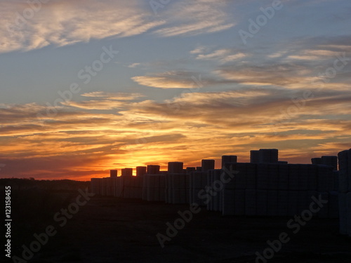 Fardos de algodón al atardecer.-