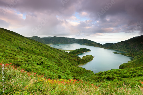 Paisagem panoramica da Lagoa do Fogo ao pôr do Sol. Uma das maravilhas da Ilha de São Miguel nos Açores.