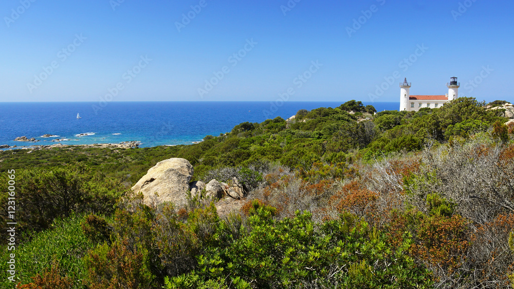 Vue panoramique sur le phare de Senetosa en Corse