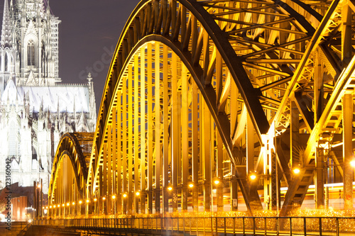 Hohenzollerbrücke bei Nacht