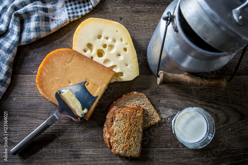 Käse und Milchprodukte in rustikalem Ambiente