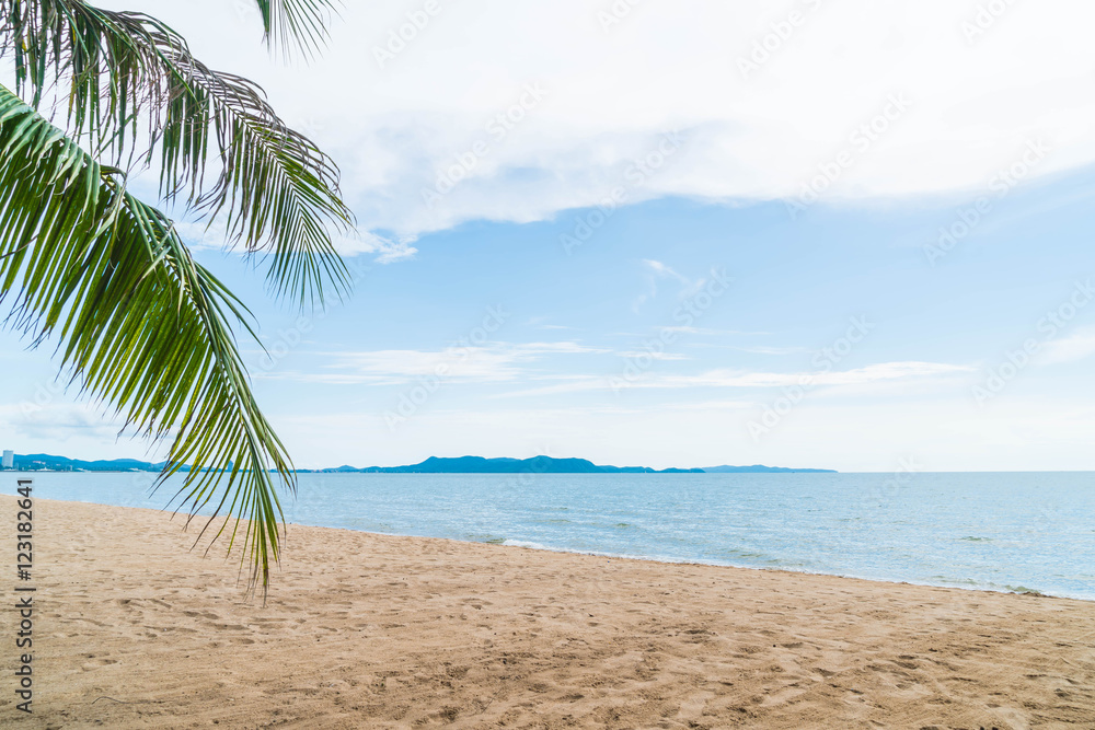 Fototapeta premium Palm and tropical beach at Pattaya in Thailand