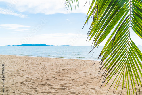 Fototapeta Naklejka Na Ścianę i Meble -  Palm and tropical beach at Pattaya in Thailand