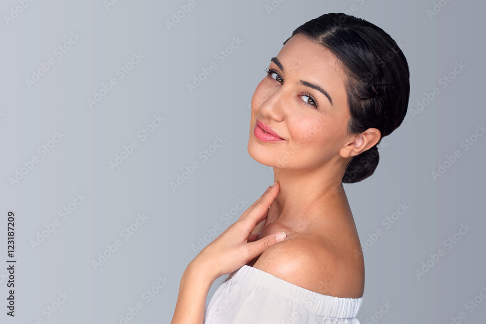 Fototapeta premium Idealna dębowa skóra pełna warg atrakcyjna mieszana rasa kobieca głowa wystrzelona z naturalnego pochodzenia