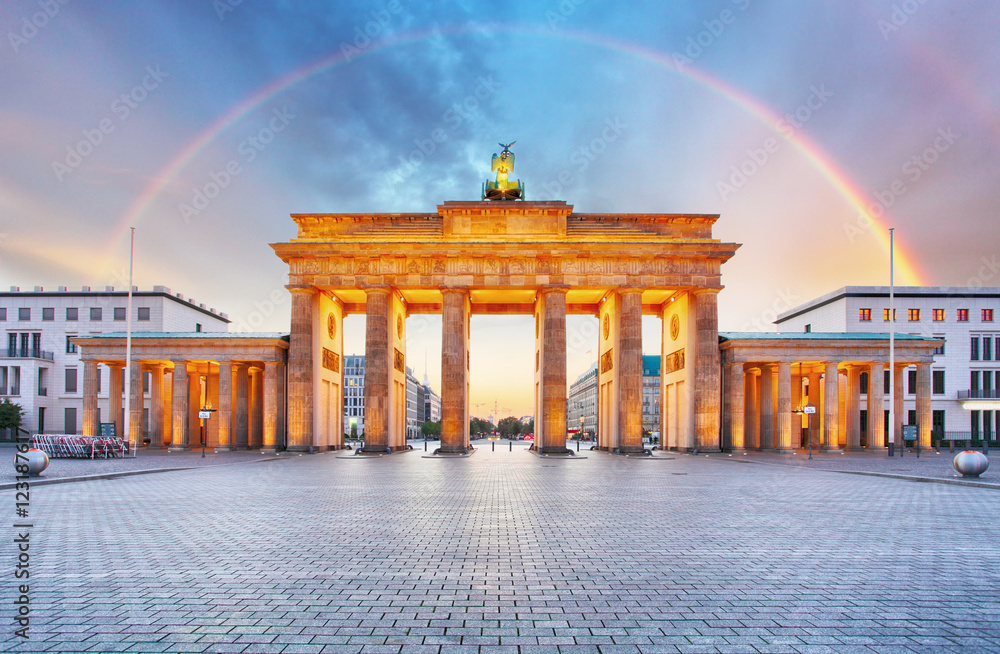 Obraz premium Brama Brandenburska w Berlinie z tęczy.