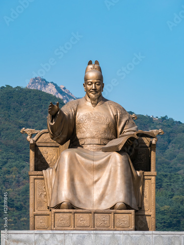 Statue of King Sejong at the Gwanghwamun square (光化門広場 世宗大王像) in Seoul, Korea