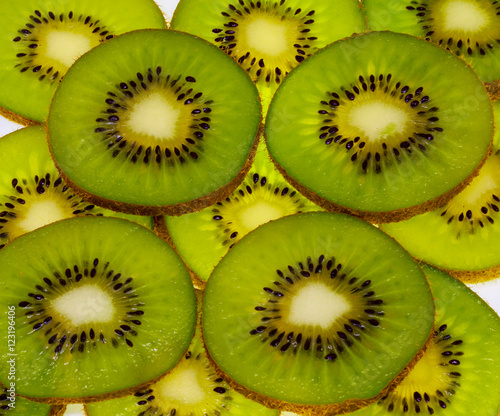 Obraz na płótnie Healthy fresh kiwi on a white background w salonie