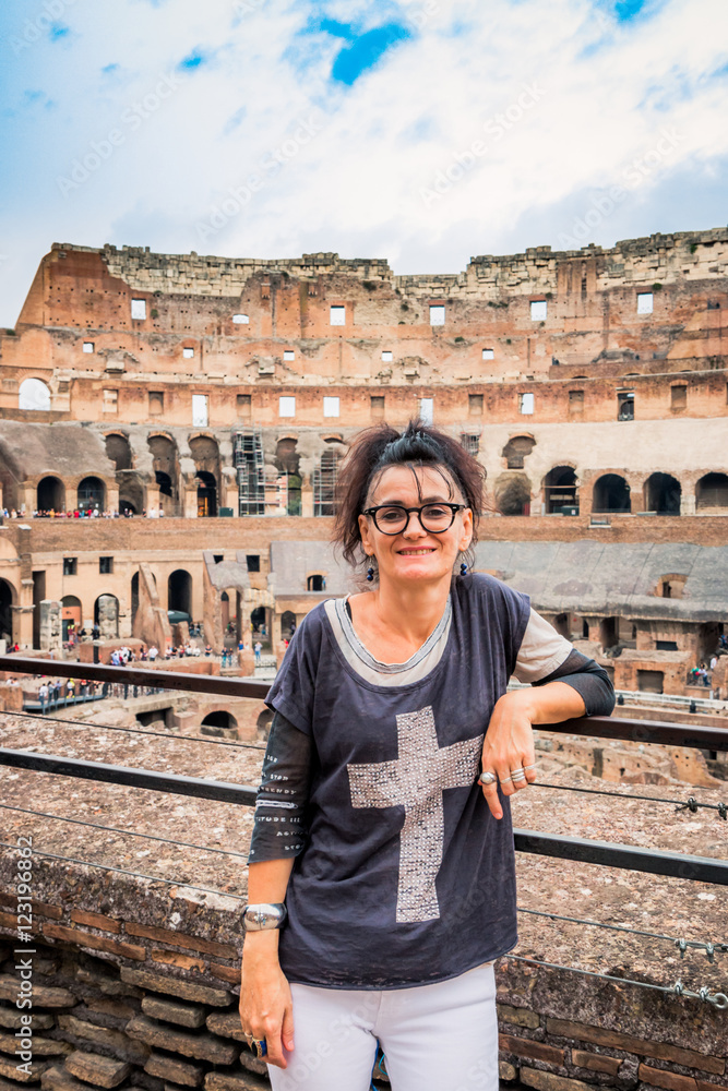 Femme à l'intérieur du Colisée de Rome