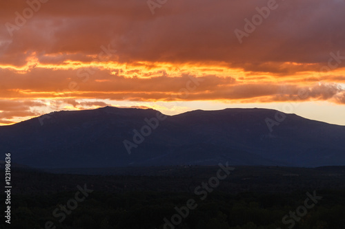 Silueta del Monte Teleno al atardecer, León, España.