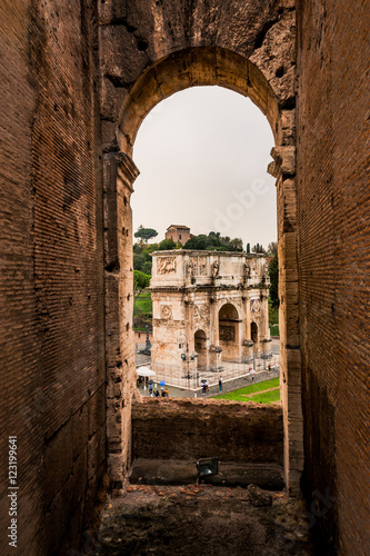 L'arc de Triomphe de Constantin vu entre une arche du Colisée à Rome
