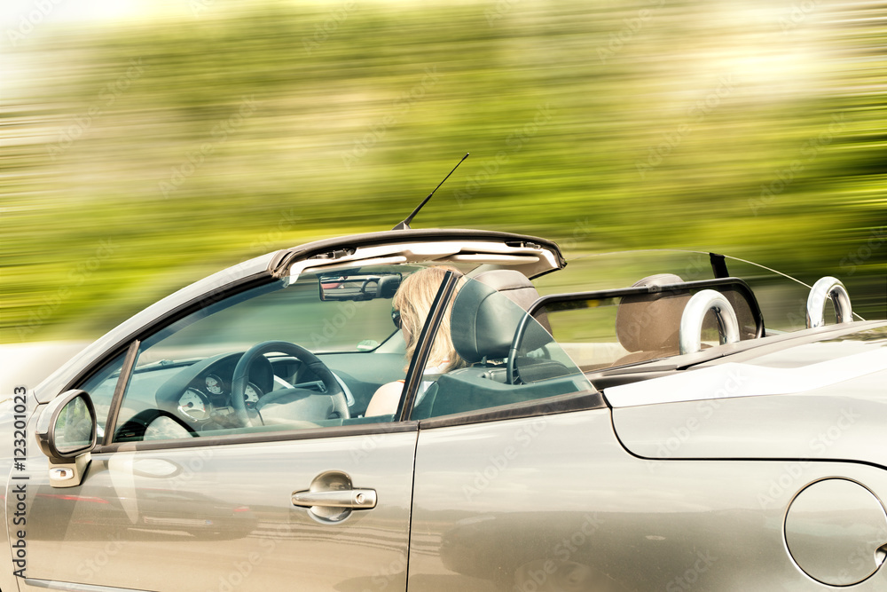 Fahrerin in Cabriolet mit offenem Dach auf der Autobahn Fahrerin in Cabriolet mit offenem Dach auf der Autobahn