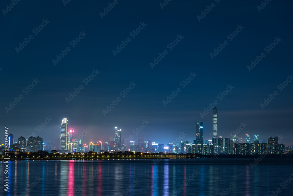 中国・深センの高層ビル群の夜景