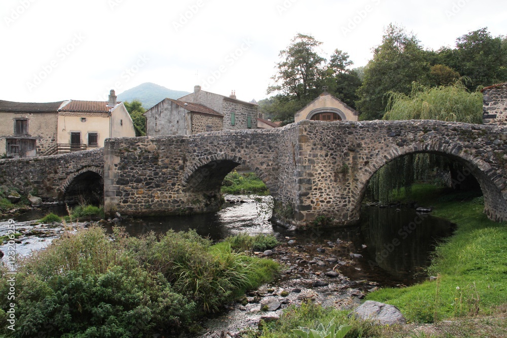 vieux pont en Auvergne