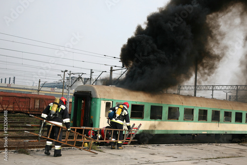 Obraz na płótnie firemen in action, Firefighters exercises train accident, chemical contamination
w salonie