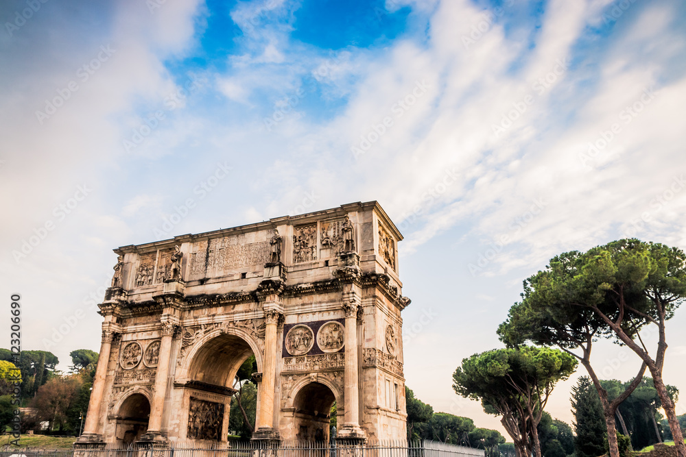 L'arc de Triomphe de Constantin près du Colisée à Rome