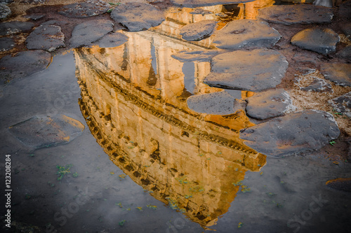 Reflet dans une flaque d'eau du Colisée de Rome photo