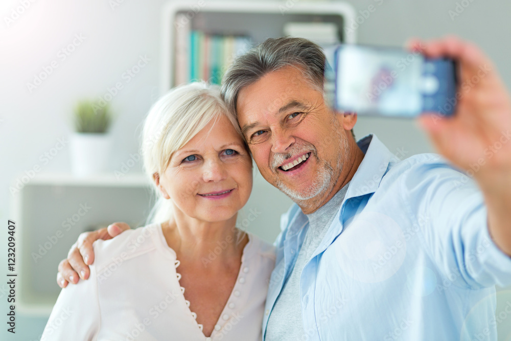 Obraz premium Senior couple taking selfie