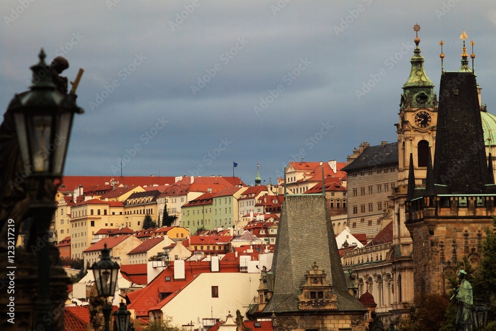 Zauberhaftes Prag / Blick von der Prager Karlsbrücke über die Dächer der Kleinseite hinauf zum Burgberg