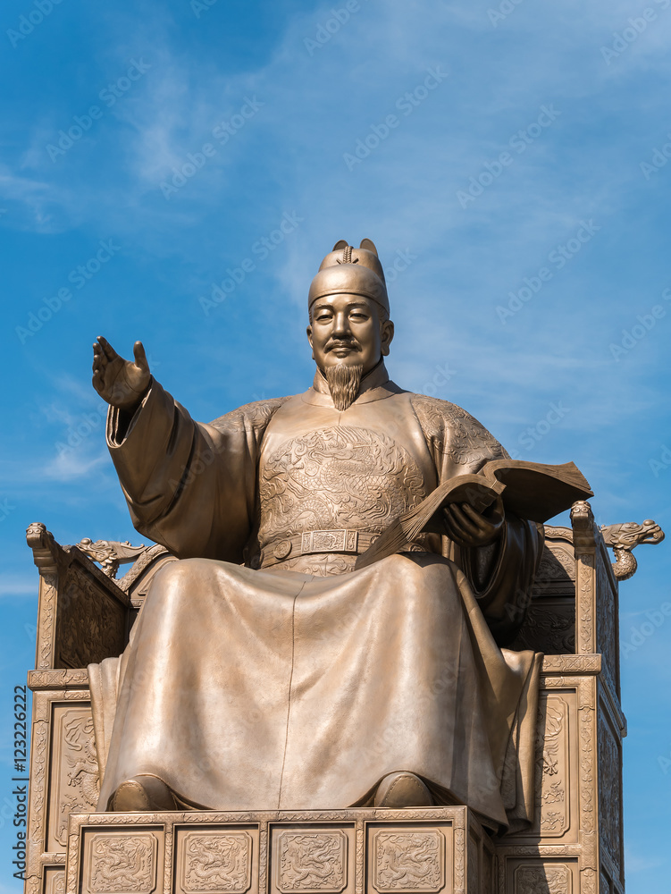 Statue of King Sejong at the Gwanghwamun square (光化門広場 世宗大王像) in Seoul