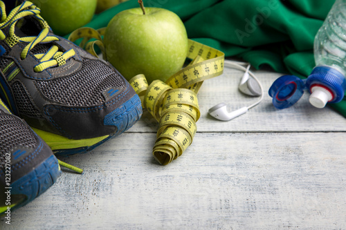 Zapatillas y objetos de deporte en una mesa de madera, top view