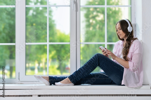 Free Download  young woman  with mobile phone - GFXLoad