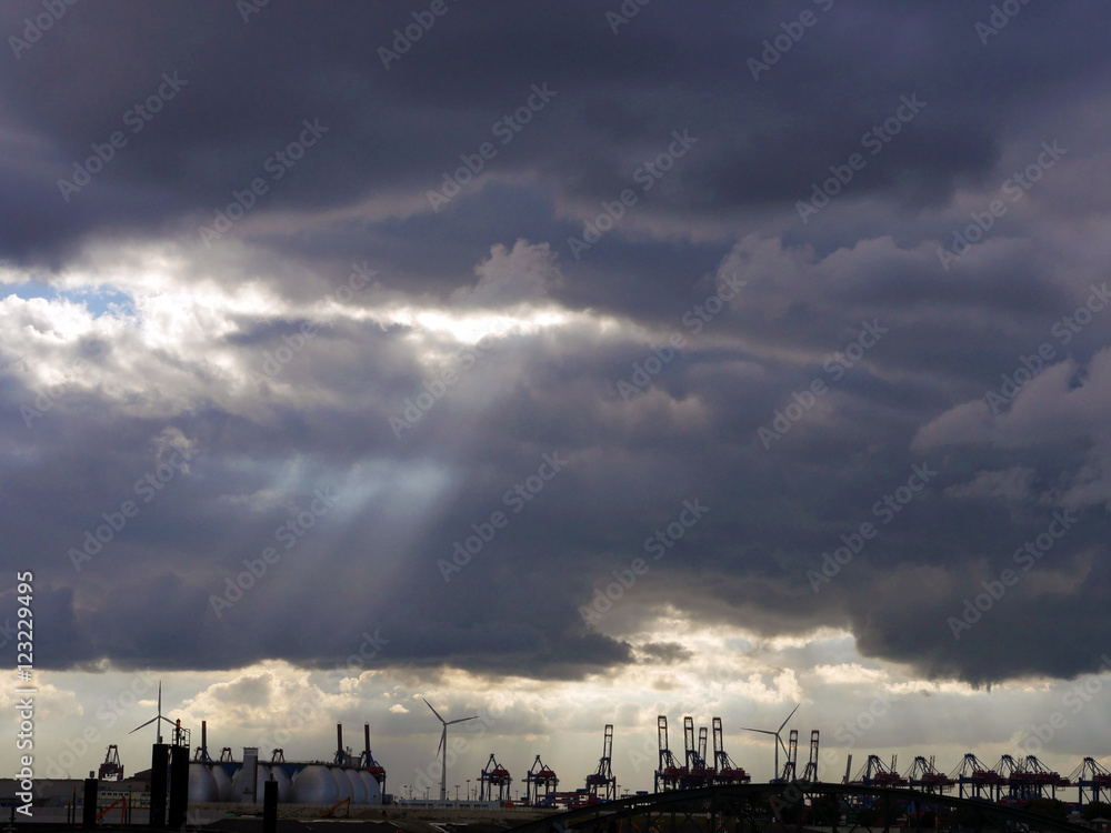 Dunkle Wolken über dem Hamburger Hafen Dunkle Wolken über dem Hamburger Hafen