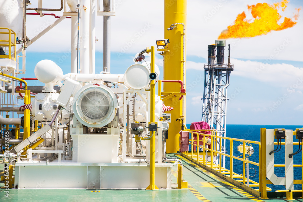 Φωτογραφία Gas booster compressor for vapor recovery unit of oil and gas central processing platform to compress waste gas and sent back to normal process to reduce sweet gas loss