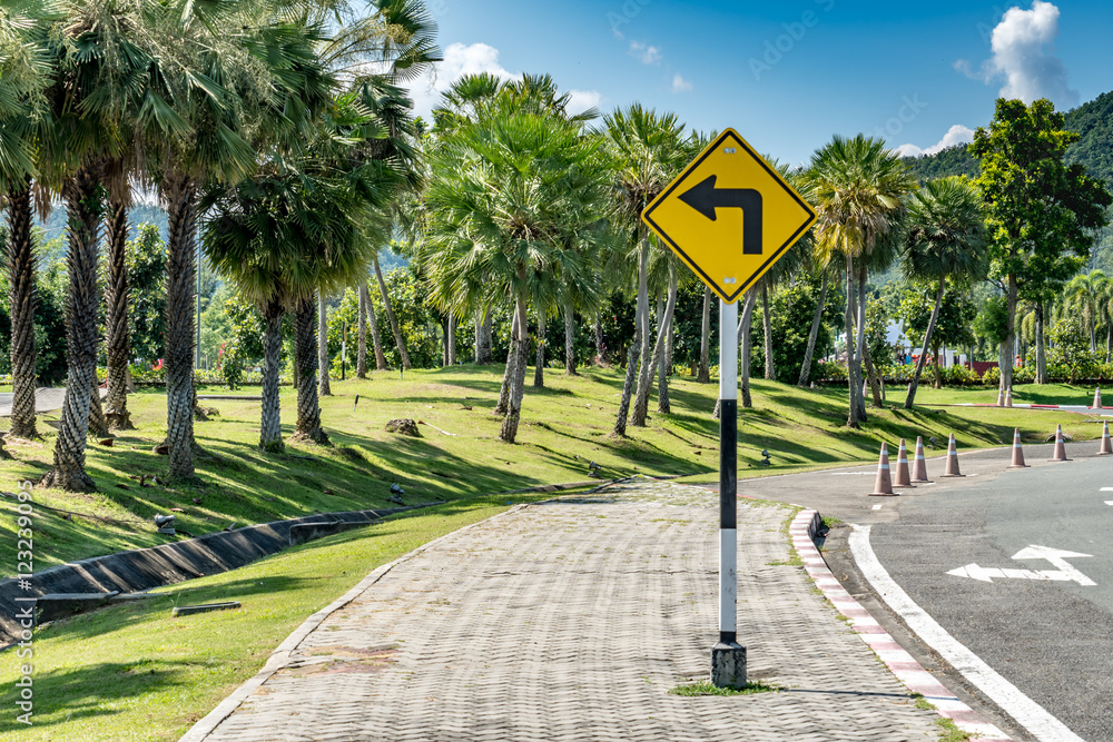 Naklejka premium Turn left Traffic sign