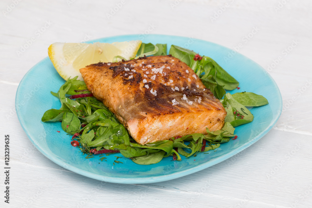 Gebratenes Lachsfilet mit Fleur de Sel auf gemischtem Salat Gebratenes Lachsfilet mit Fleur de Sel auf gemischtem Salat