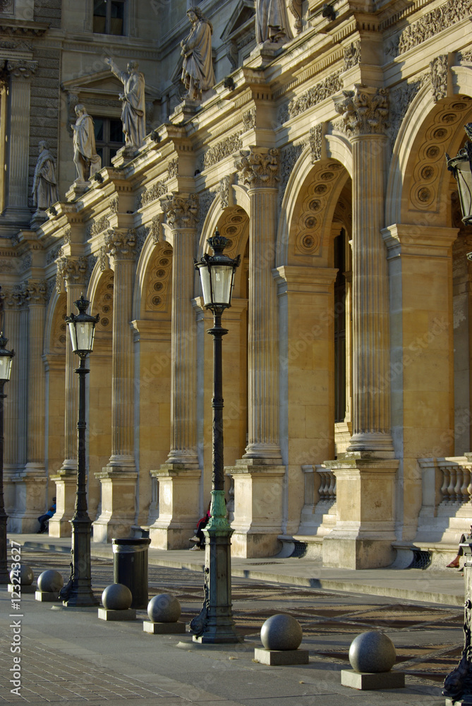 Fototapeta premium Façade du Louvre cour Napoléon à Paris, France