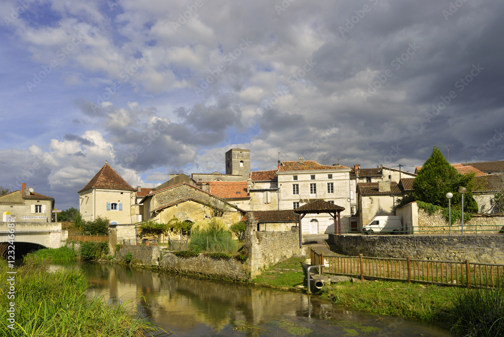 Village de La Rochebeaucourt-et-Argentine (24340), département de la Dordogne en région Nouvelle-Aquitaine, France
