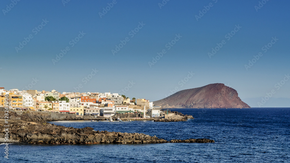 Costa Atlántica en el sur de Tenerife con el pueblo de Los Abrigos y La Montaña Roja al fondo