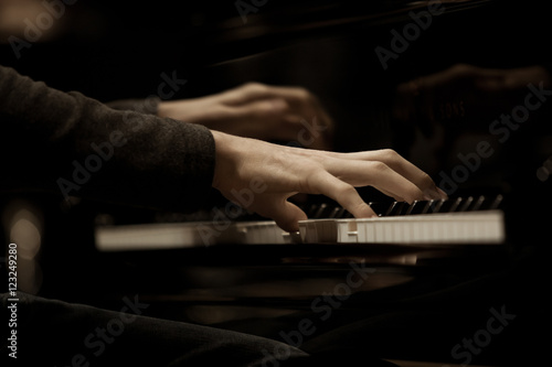 Cuadro en lienzo Hands musician playing the piano closeup