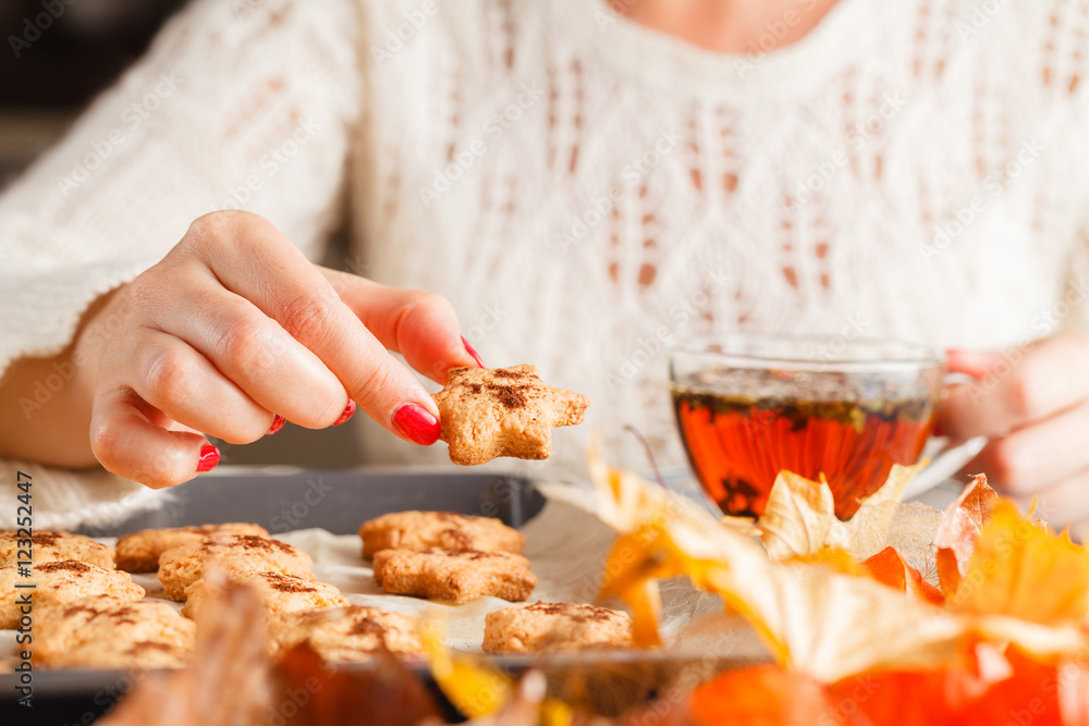Φωτογραφία Autumn. cup of coffee and cookies in the shape of the leaves. Se