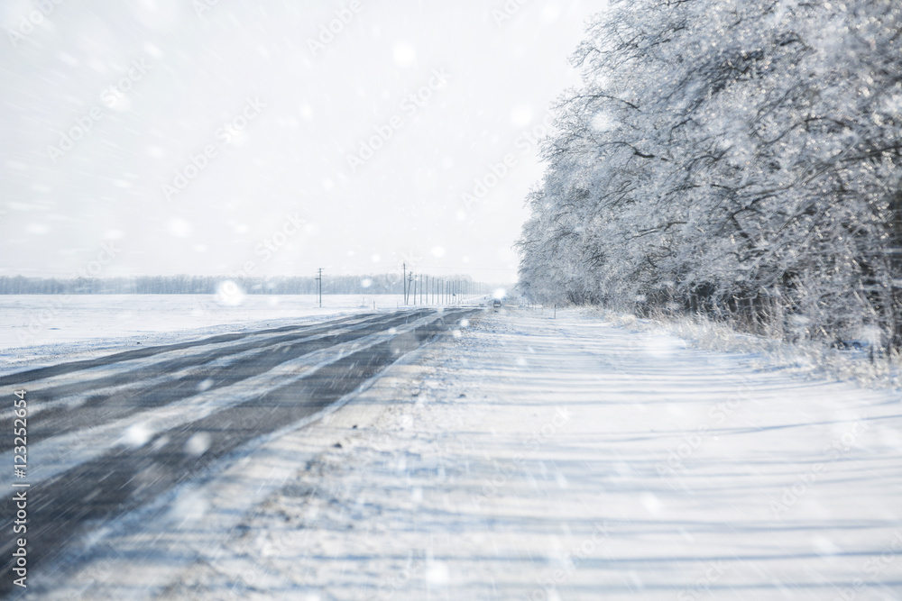 Obraz premium Winter road. Winter background. Drifts, snow, tire tread imprint. Copy space.