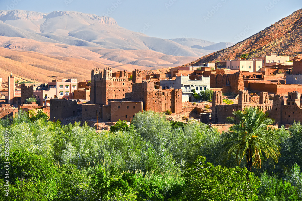 Naklejka premium Stara architektura berberyjska w pobliżu miasta Tamellalt, Maroko