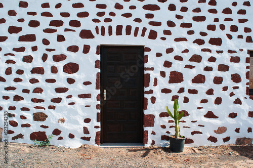 Fuerteventura, Isole Canarie: dettaglio di una casa costruita secondo l'architettura spagnola e coloniale nel villaggio di Tefia, il 4 settembre 2016