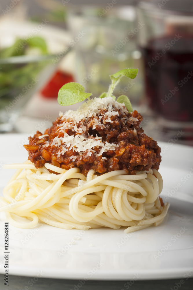 Spaghetti mit Bolognese auf einem Teller Stock-Foto | Adobe Stock