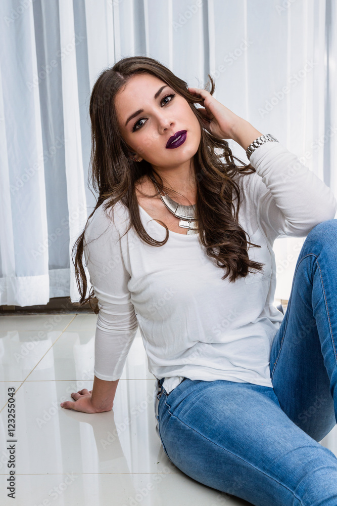Naklejka premium beautiful woman sitting on the floor