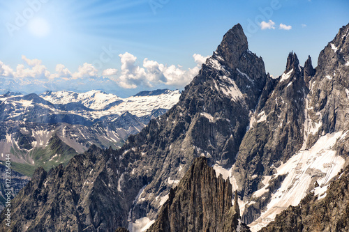 Blick aus der Seilbahn auf Courmayeur, Mont Blanc 