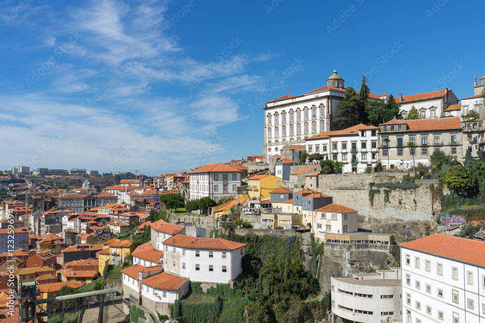 Altstadt von Porto am Douro mit der Kathedrale mit blauem Himmel als Hintergrund