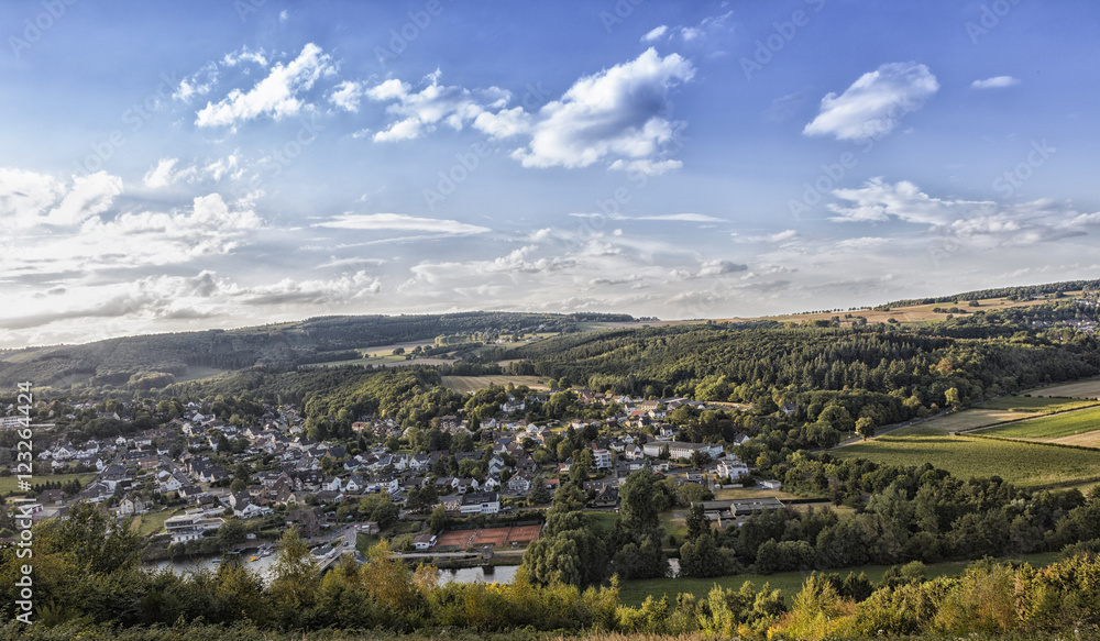 Blick über ein Dorf in der Eifel an einem sonnigen Tag