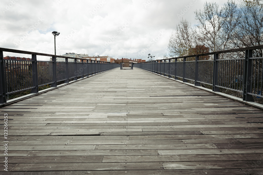 Obraz premium Footbridge in the city