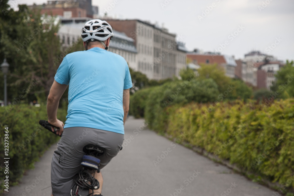 Obraz premium Man riding on a bicycle